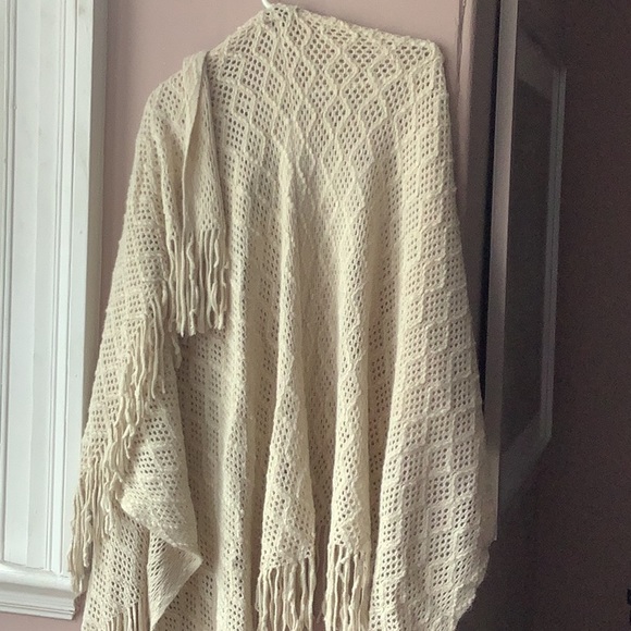 Cream shawl - Picture 2 of 4